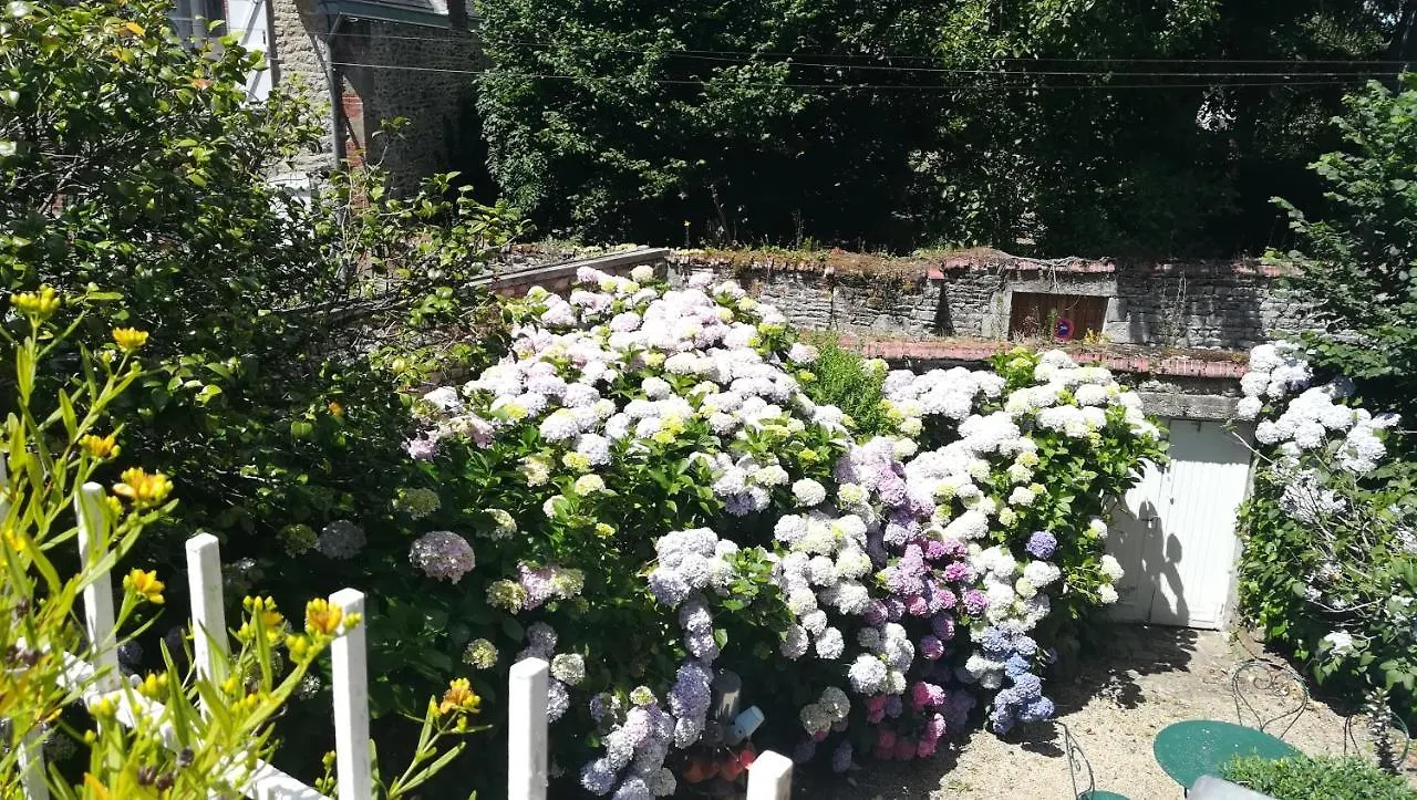 Bed & Breakfast La Maison De Claire Val-Couesnon Frankrike